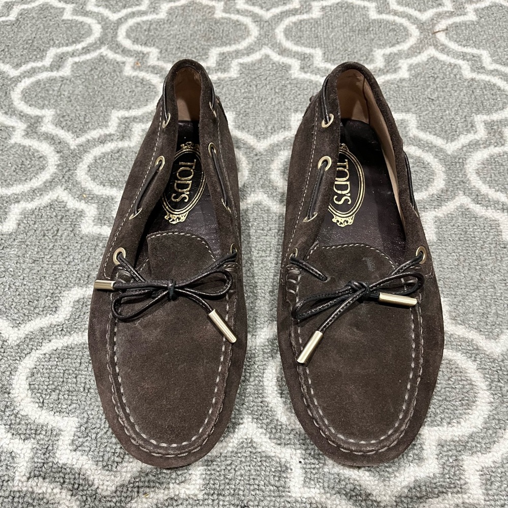 Tod’s Gommino Driving Shoes in Brown Suede - Picture 3 of 6